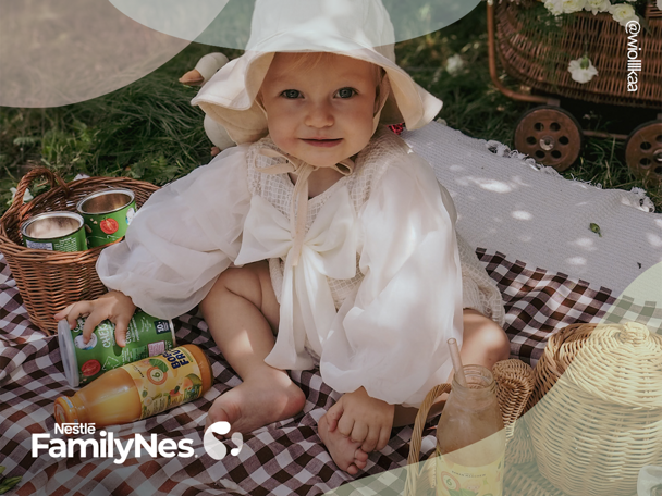 baner Programu Nestlé FamilyNes Parents Mała dziewczynka siedzi na kocu piknikowym
