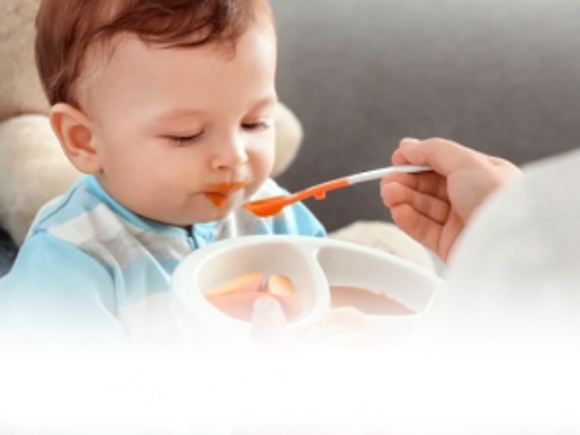 Jak mądrze i zdrowo rozszerzać dietę niemowlaka? 