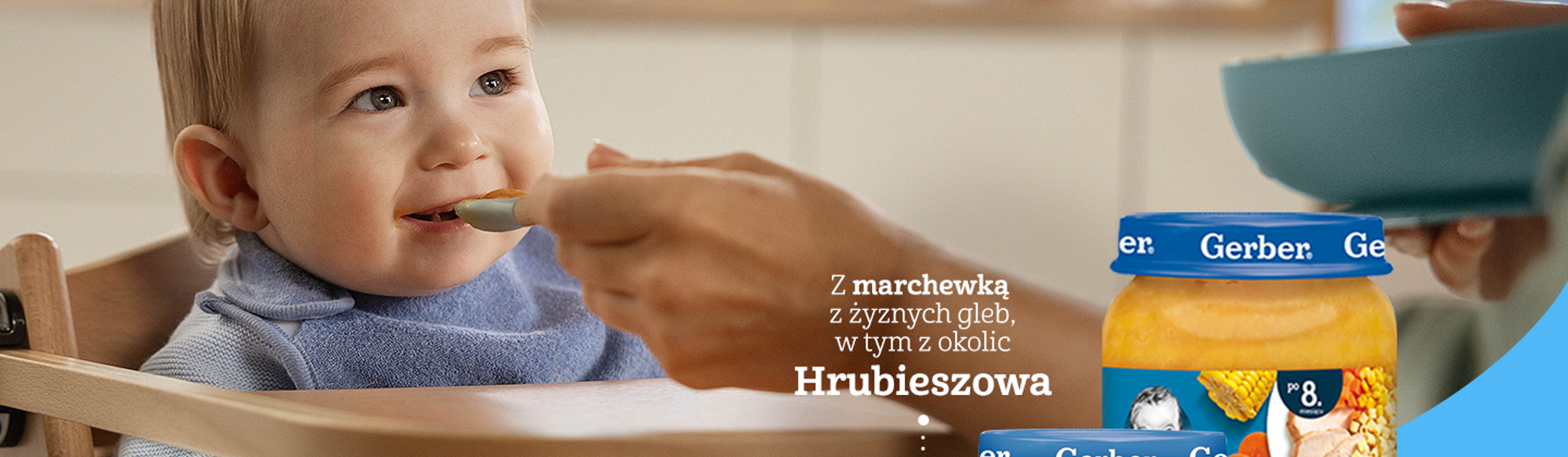 Małe dziecko spożywa Gerber z słoika, z zadowoleniem na twarzy Małe dziecko spożywa Gerber z słoika, z zadowoleniem na twarzy
